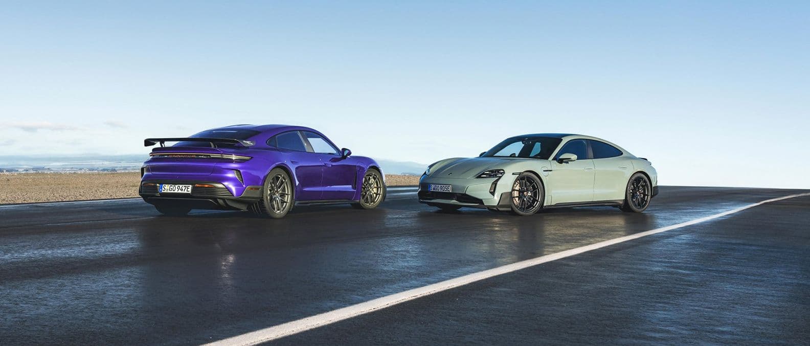 Two Porsche Taycans on an open road, from PKW.de’s automotive guide.